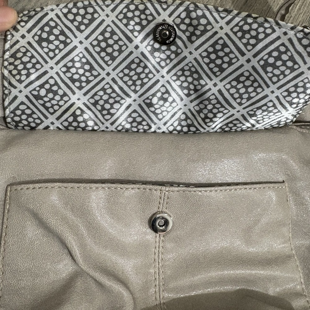 Emilie‎ M. Faux Leather Crossbody Bag Beige Classic Travel Pockets Adjustable - Picture 7 of 10